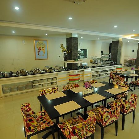 Hotel Swarna Dwipa Палембанг Екстериор снимка