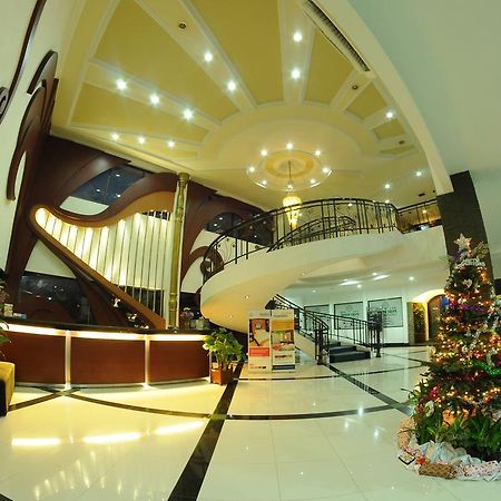 Hotel Swarna Dwipa Палембанг Екстериор снимка