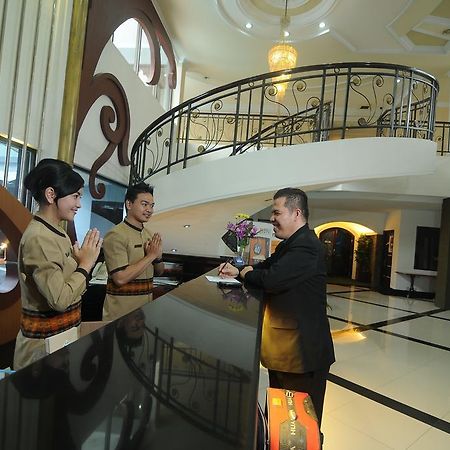 Hotel Swarna Dwipa Палембанг Екстериор снимка