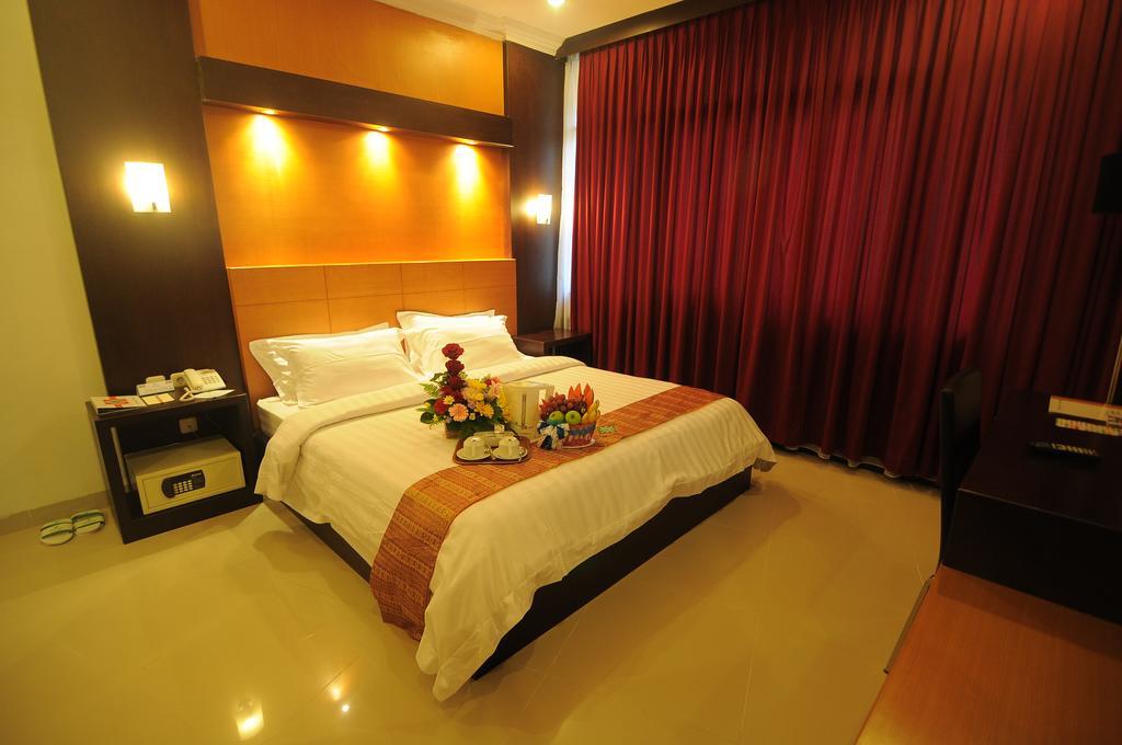Hotel Swarna Dwipa Палембанг Стая снимка