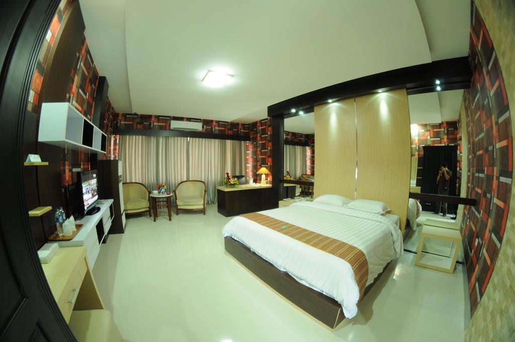 Hotel Swarna Dwipa Палембанг Стая снимка