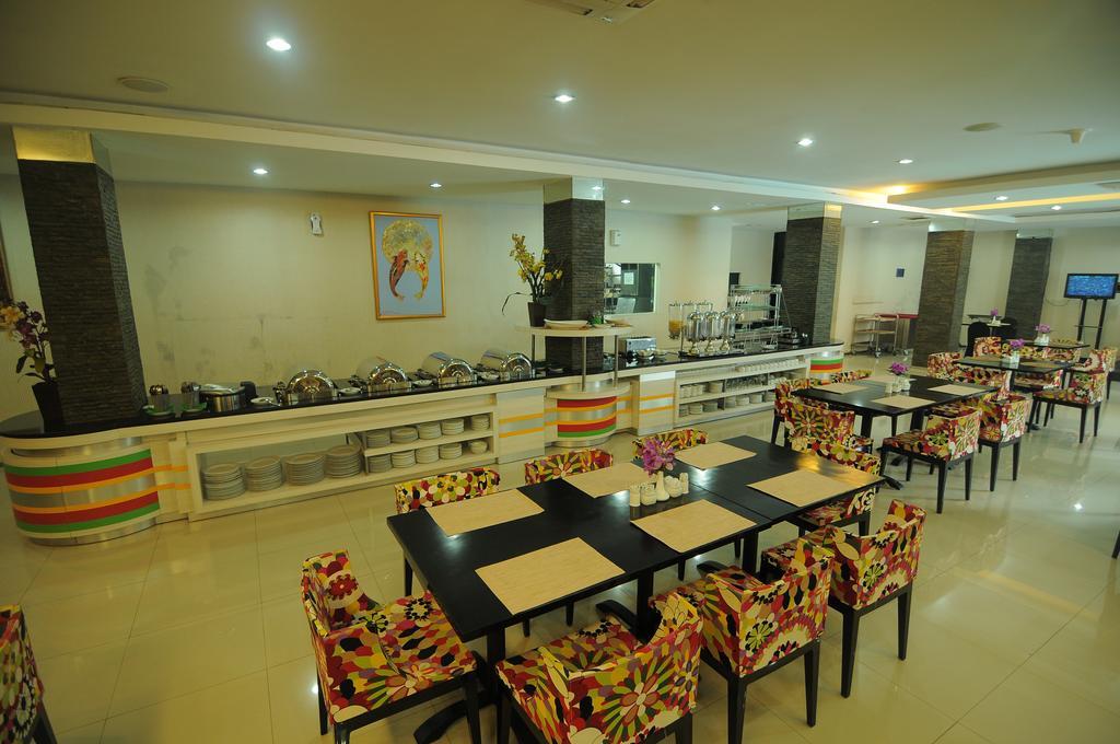 Hotel Swarna Dwipa Палембанг Екстериор снимка
