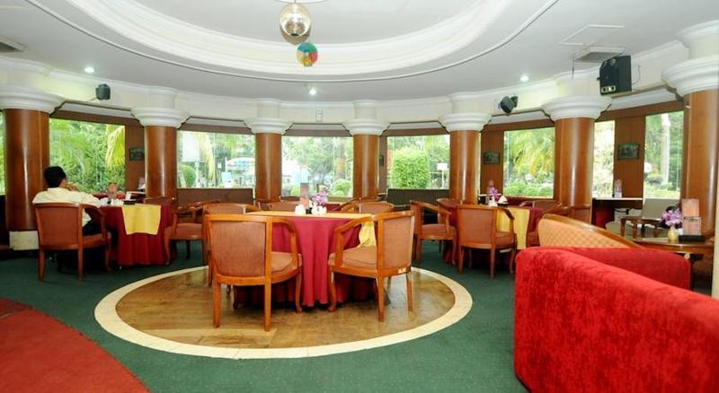 Hotel Swarna Dwipa Палембанг Екстериор снимка