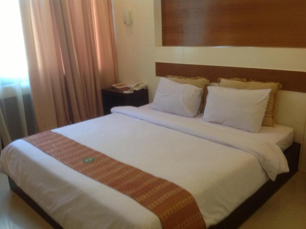 Hotel Swarna Dwipa Палембанг Екстериор снимка