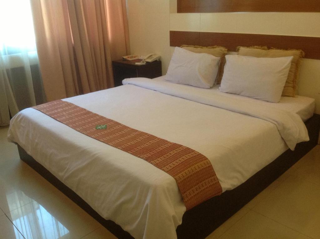 Hotel Swarna Dwipa Палембанг Екстериор снимка