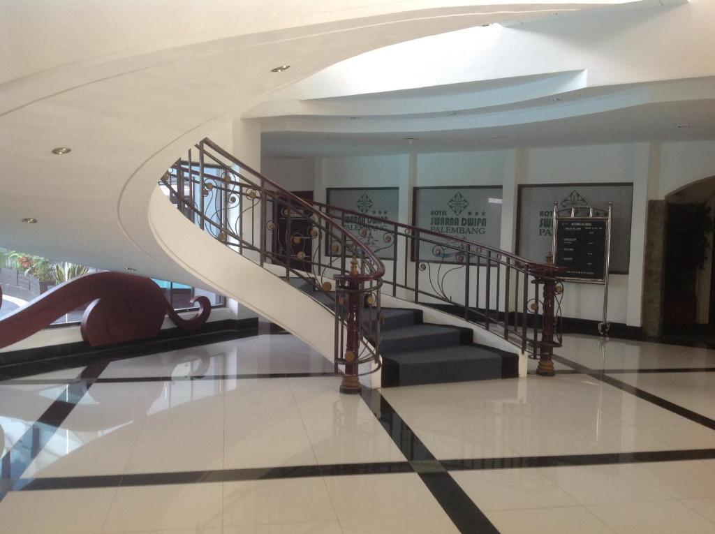 Hotel Swarna Dwipa Палембанг Екстериор снимка