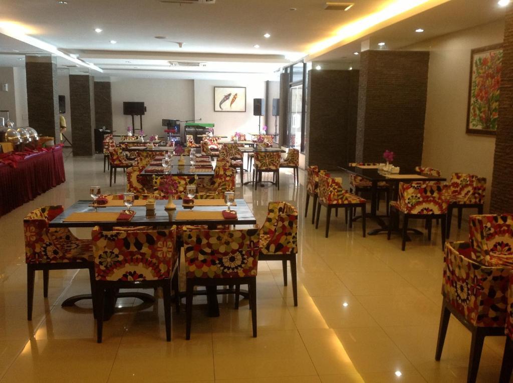 Hotel Swarna Dwipa Палембанг Екстериор снимка