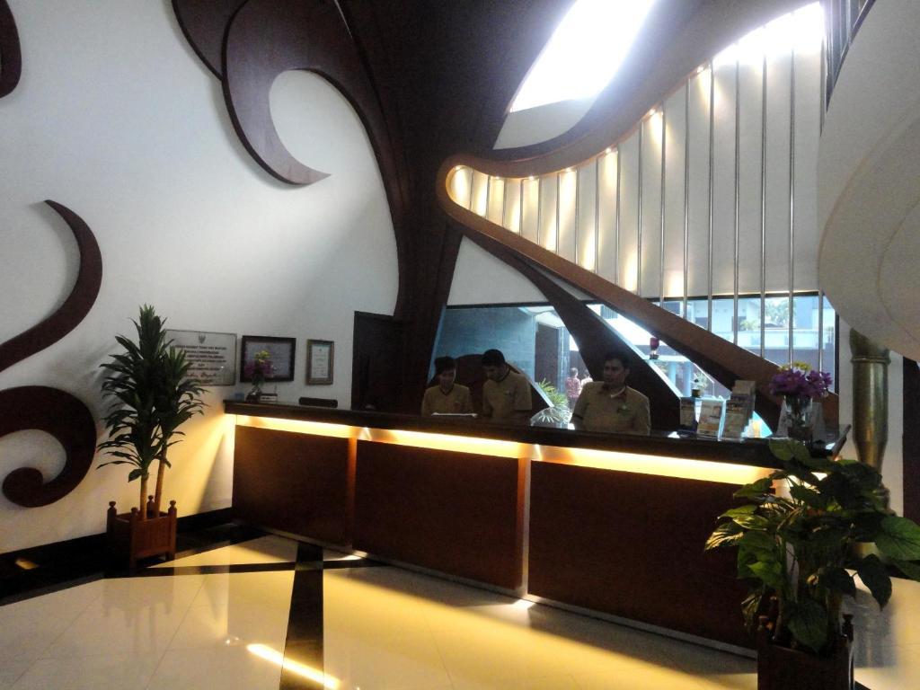 Hotel Swarna Dwipa Палембанг Екстериор снимка